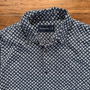 Abercrombie Geometric Shirt | Medium Blue White Short Sleeve Button-Up Cotton